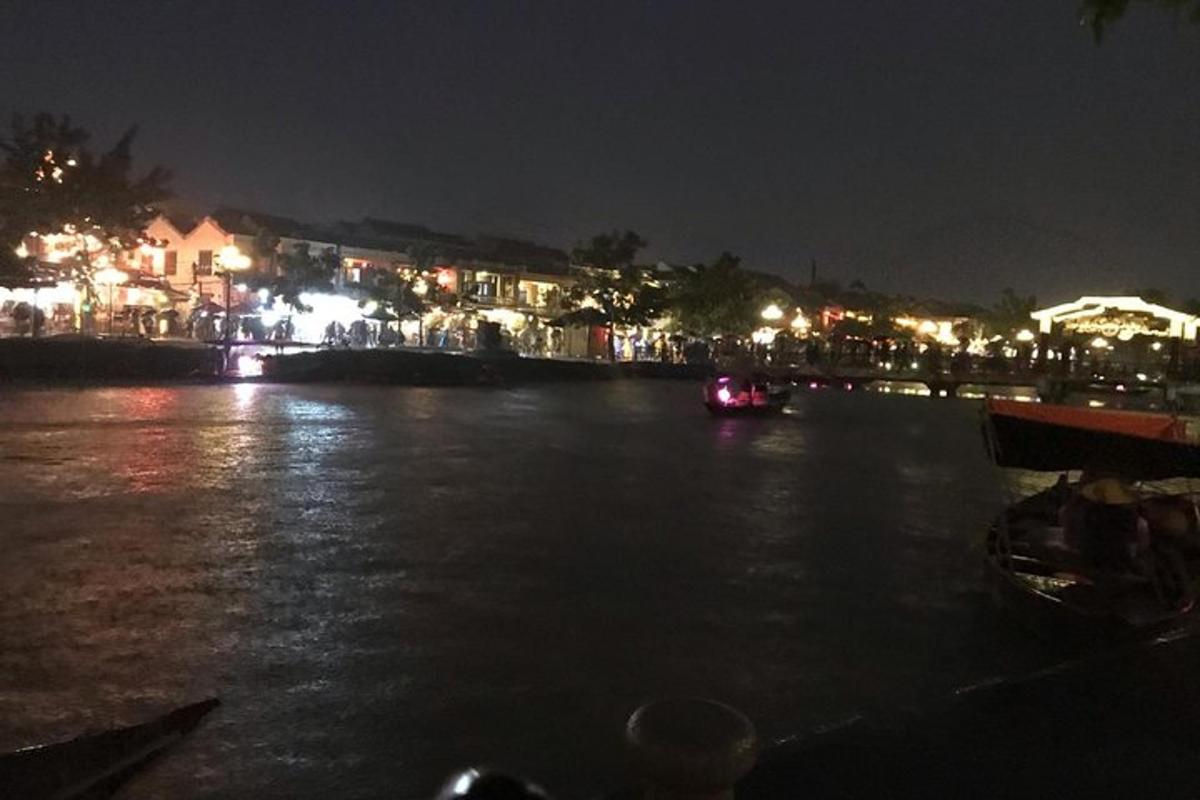 Ένα ποτάμι τη νύχτα με μια βάρκα στο νερό