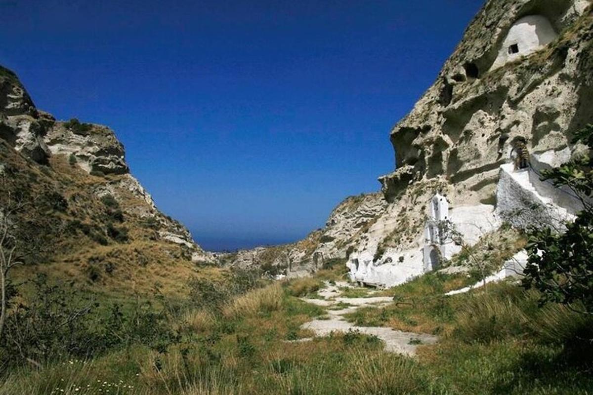 un munte stâncos cu oceanul în fundal