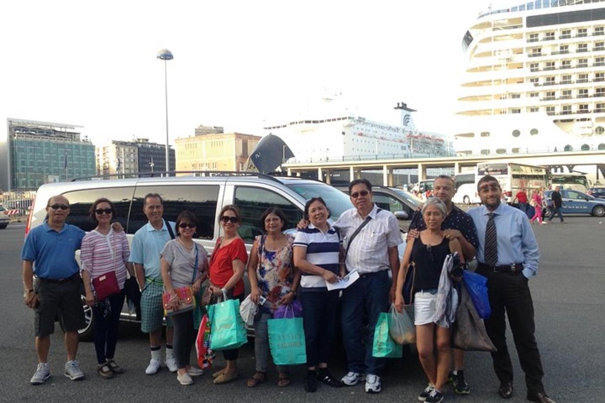 un gruppo di persone in piedi davanti a un furgone