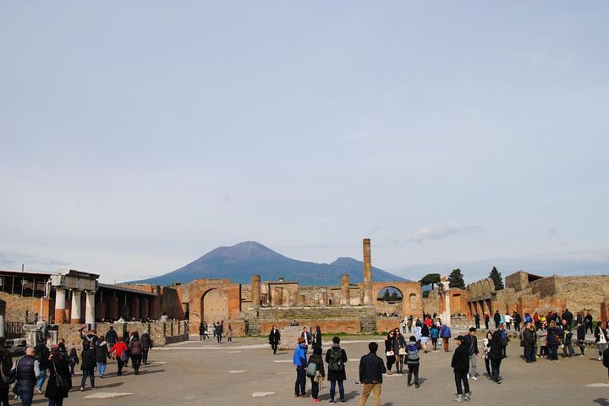 un folto gruppo di persone che camminano per una città