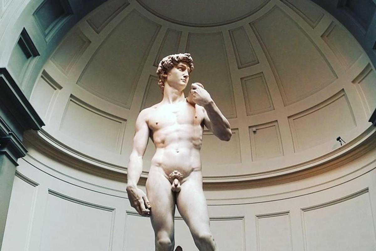 una statua di un uomo nudo che parla al cellulare