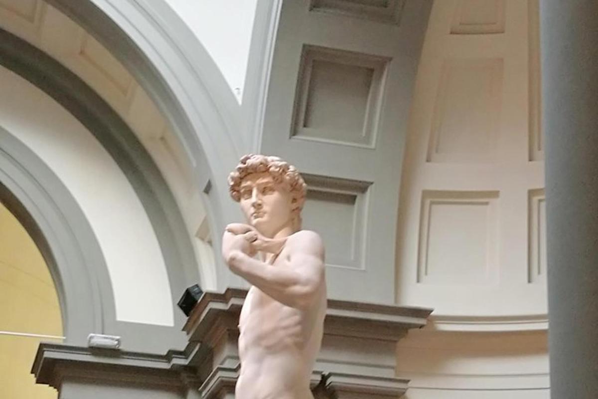 una statua di un busto di un uomo in un edificio