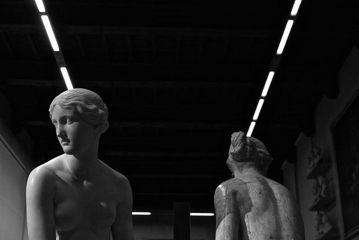 una statua di un manichino e un busto
