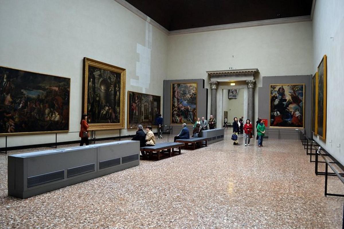 un gruppo di persone in un museo con dipinti