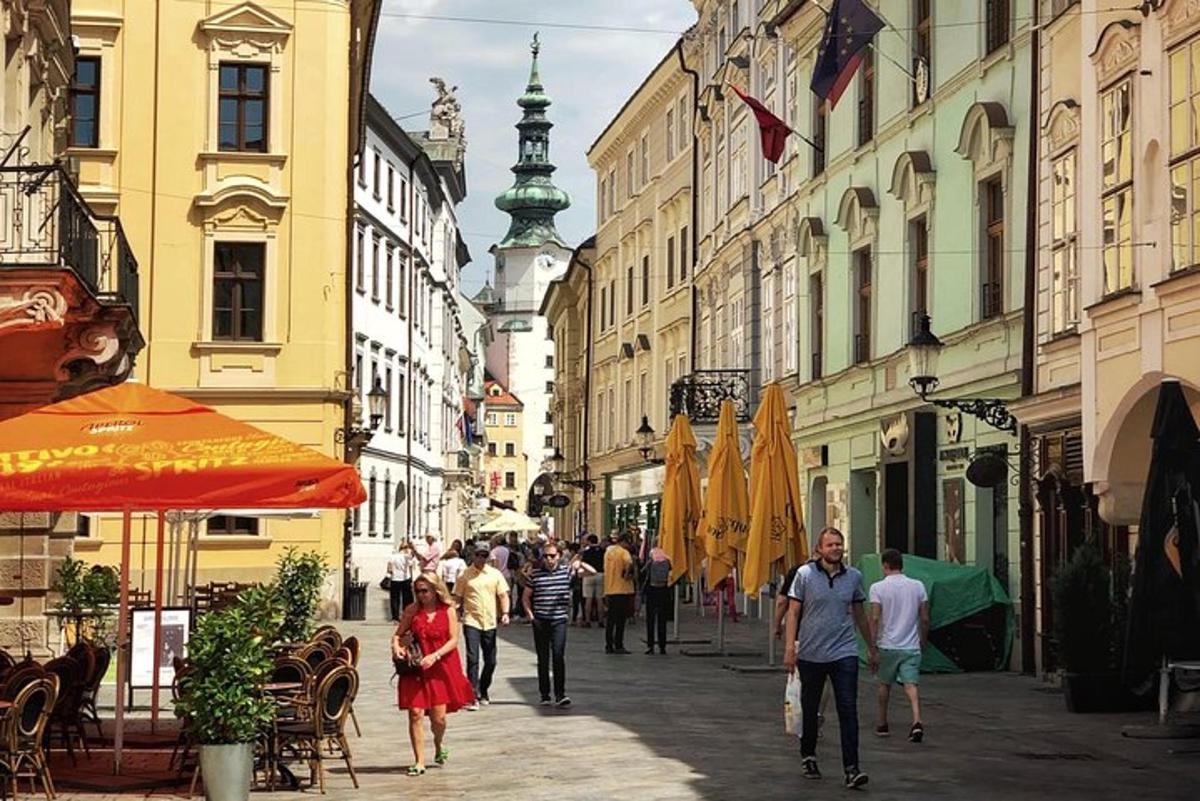 un gruppo di persone che camminano lungo una strada con edifici