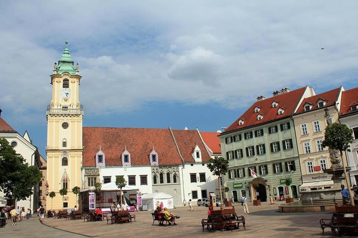 un grande edificio con una torre dell'orologio in una città