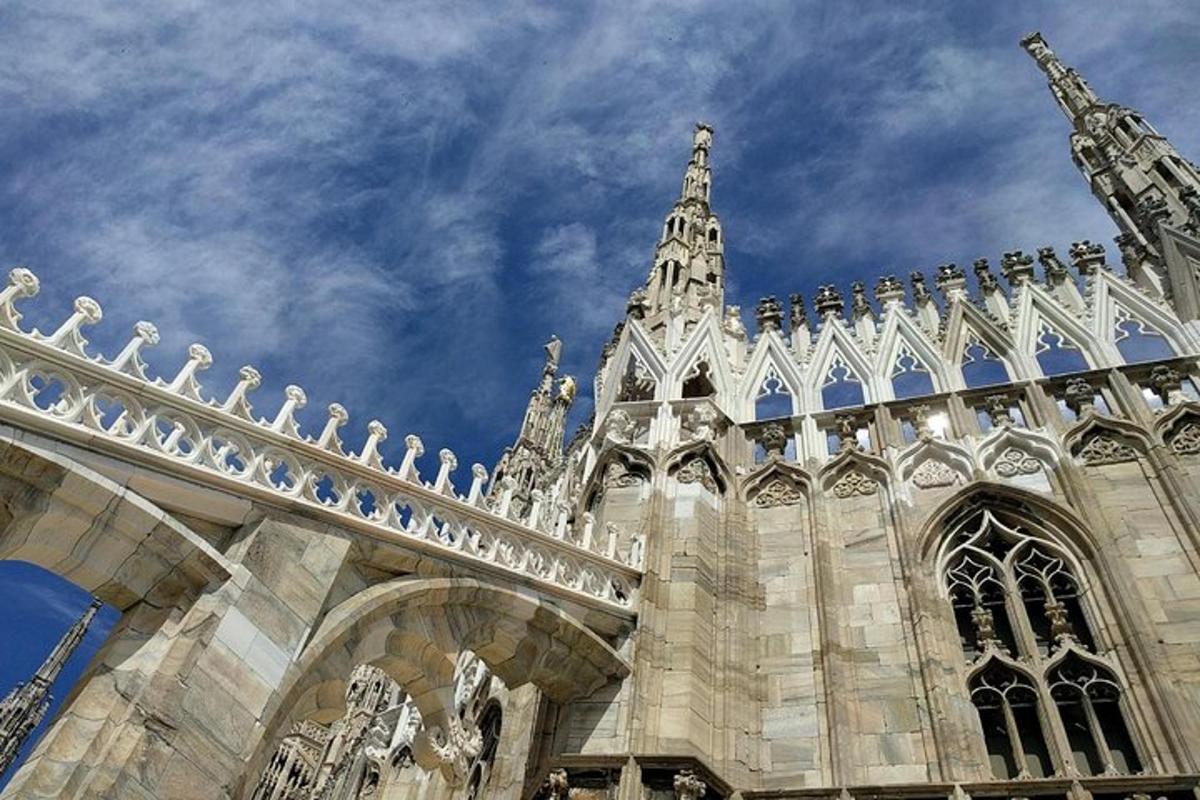 un grande edificio con una torre in cima