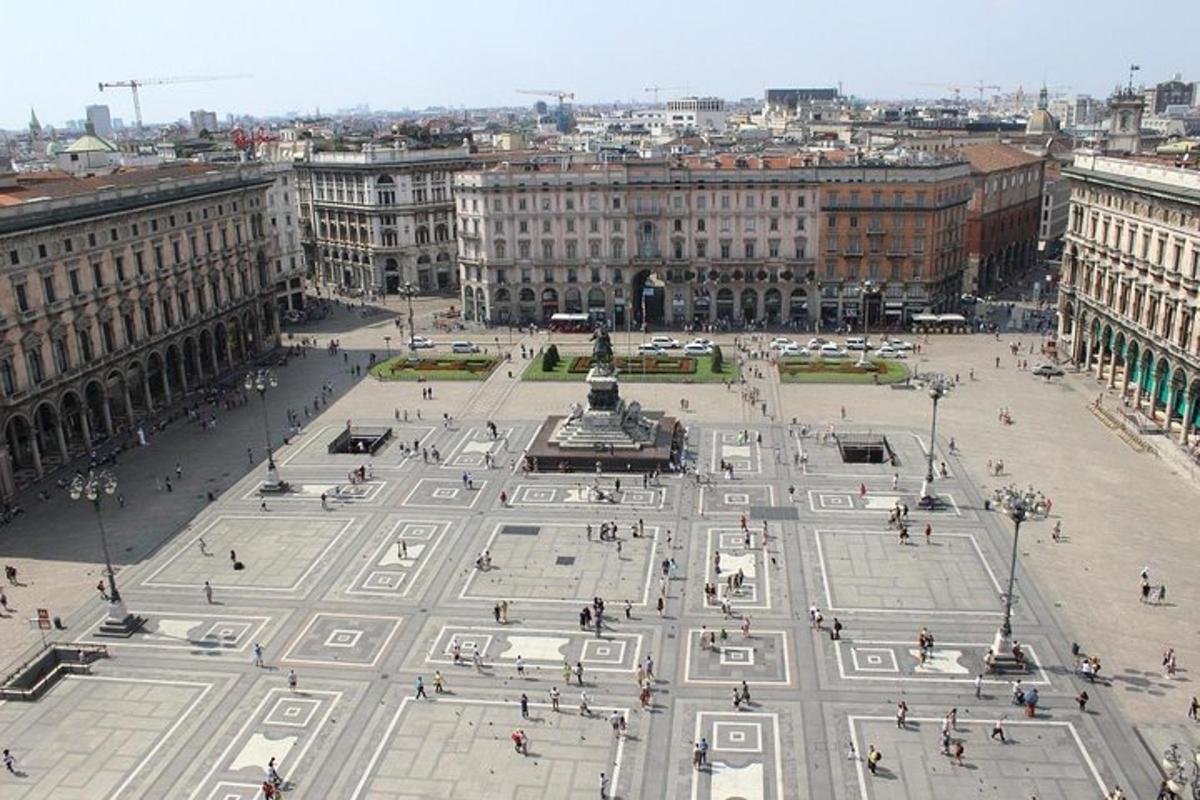 una vista aerea di una grande piazza in una città