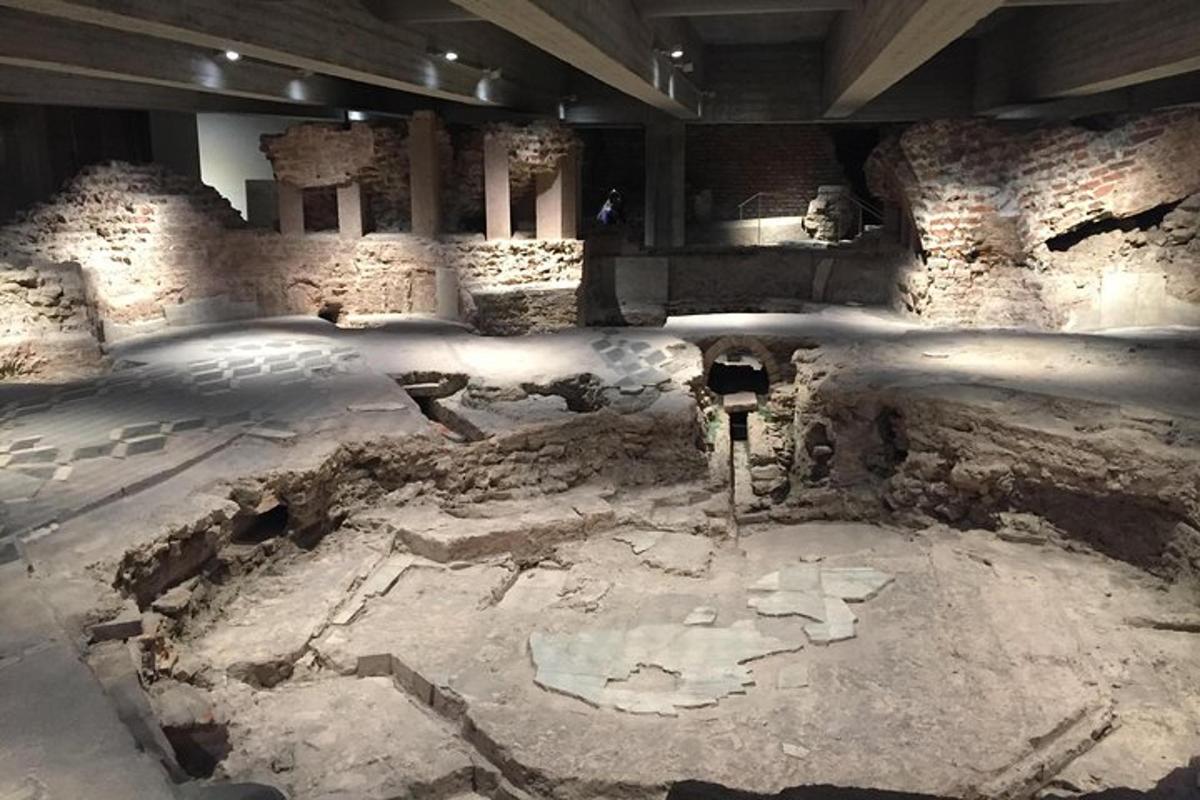 una stanza con una grande stanza con un edificio in pietra