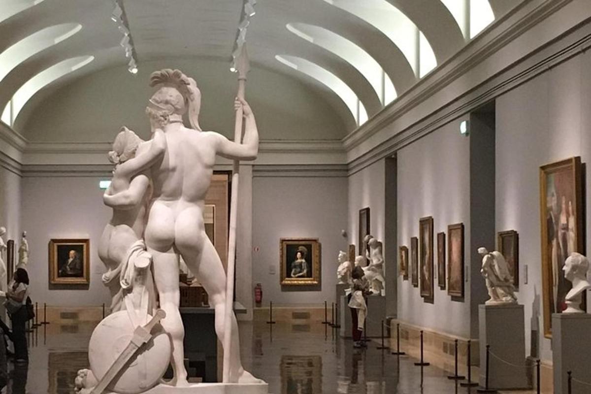 patung wanita dengan lembing di muzium