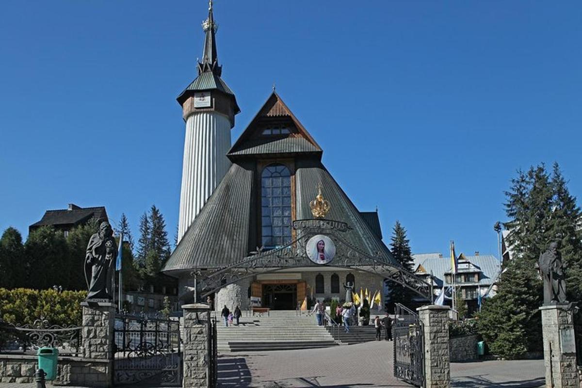 velika stavba s stolpom na vrhu