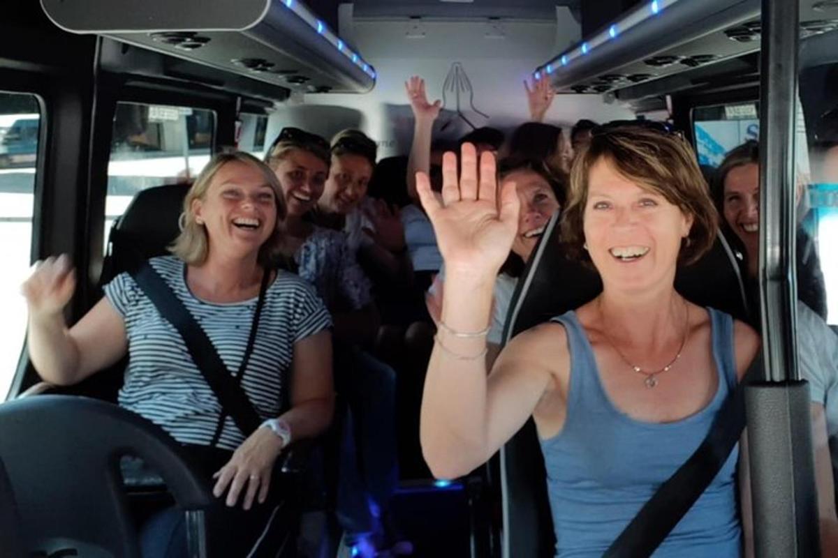 un gruppo di persone che viaggiano su un autobus