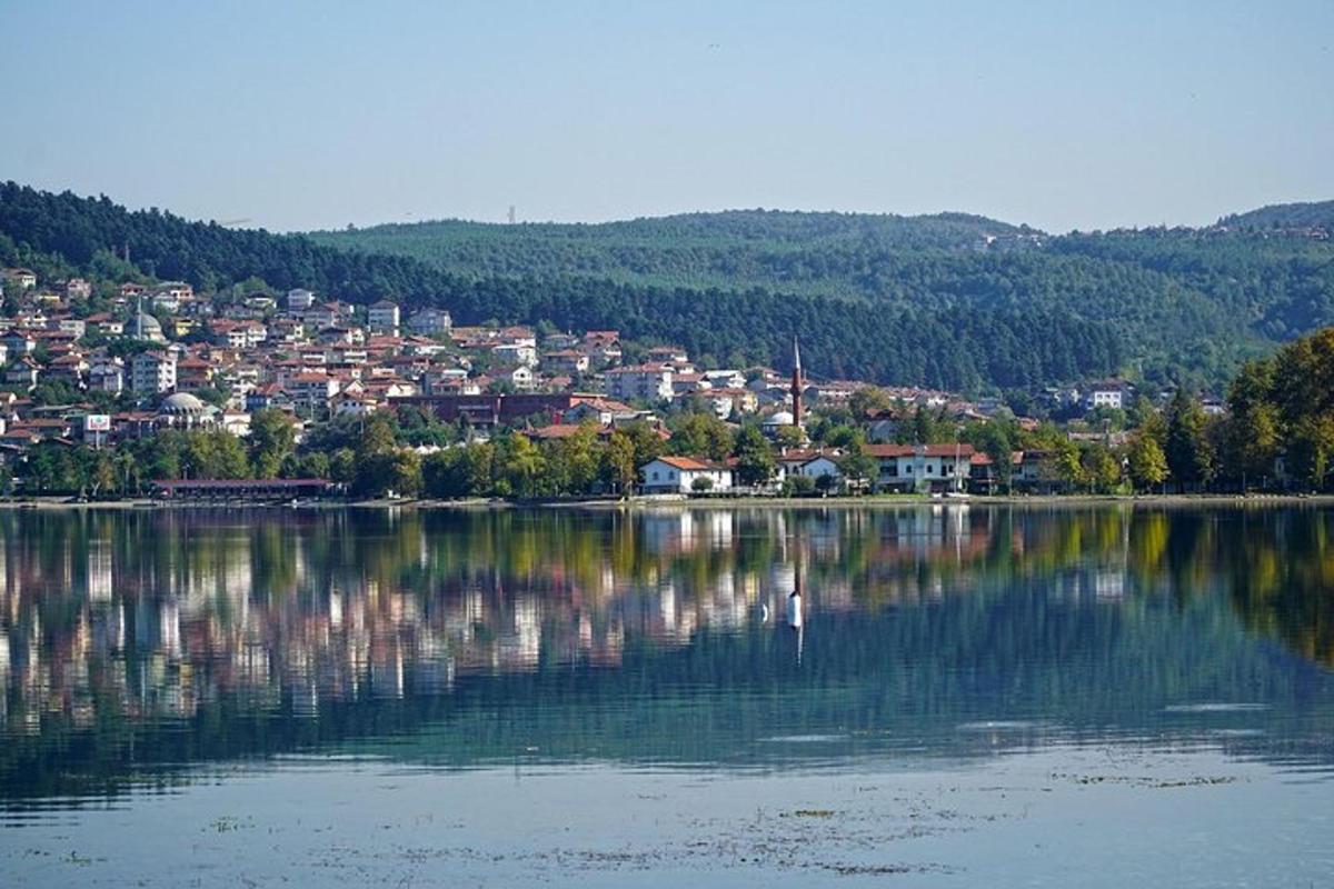 město na břehu velké vodní plochy