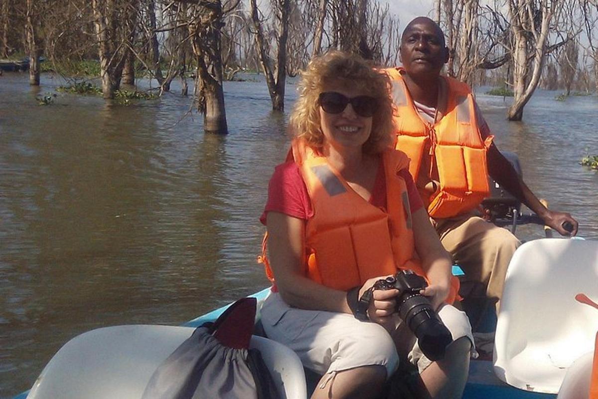 una donna seduta su una barca in acqua