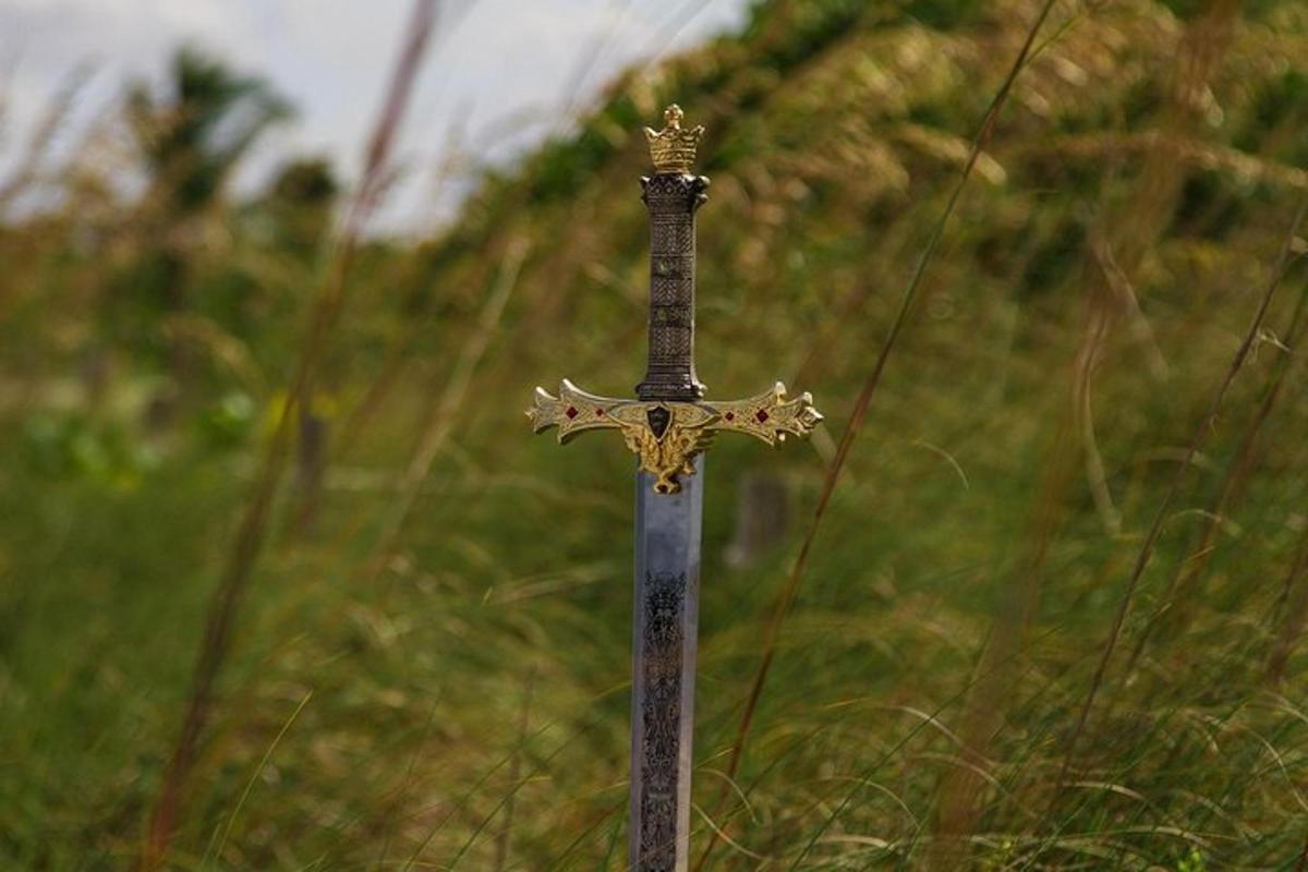 dřevěná hůl s křížem na vrcholu pole