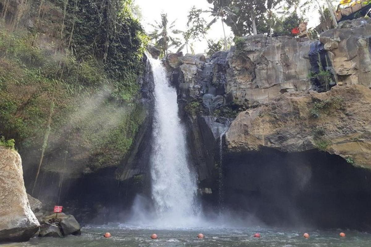 air terjun di tengah-tengah kolam air