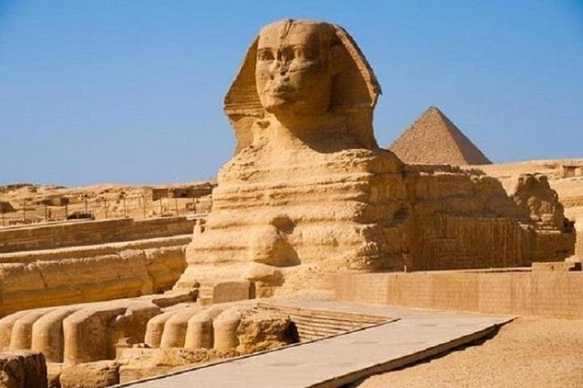 una estatua de la esfinge frente a las pirámides