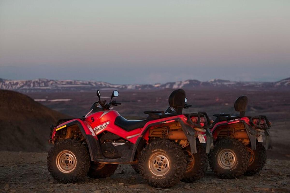 dua atv diletakkan di atas bukit