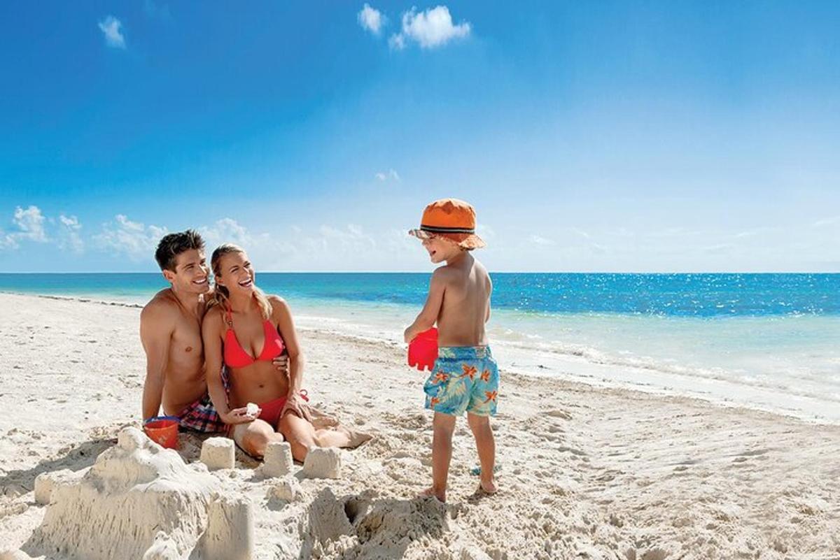 un gruppo di tre persone sedute su una spiaggia