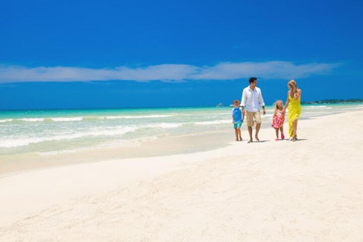 una famiglia in piedi sulla spiaggia