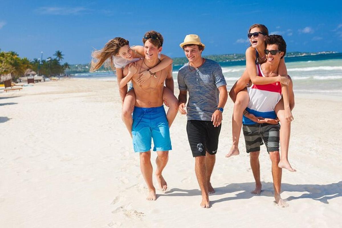 un gruppo di persone che camminano sulla spiaggia