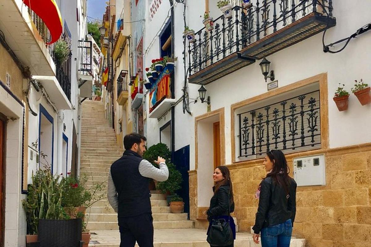 Un grupo de personas paradas afuera de un edificio