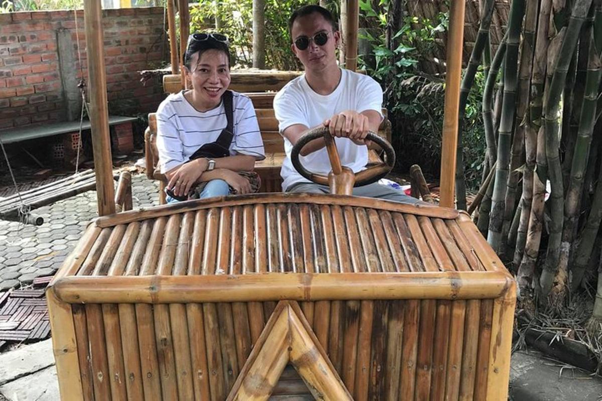 isang lalaki at isang babae na nakaupo sa isang kahoy na bariles