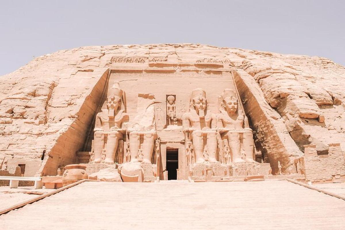 widok na wejście do świątyni Abu Simbel