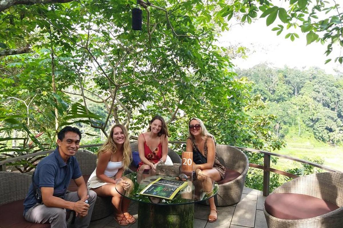 um grupo de pessoas sentadas ao redor de uma mesa em um pátio