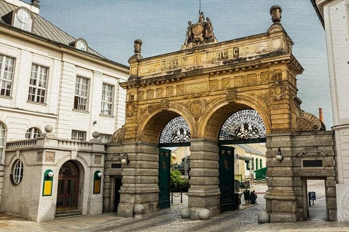 un gran edifici amb un arc al davant