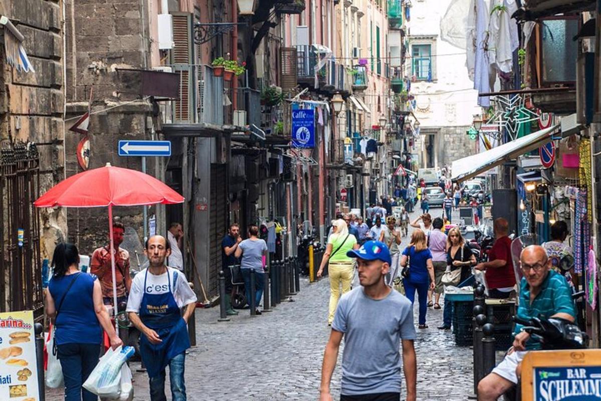 un grup de persones caminant per un carrer concorregut