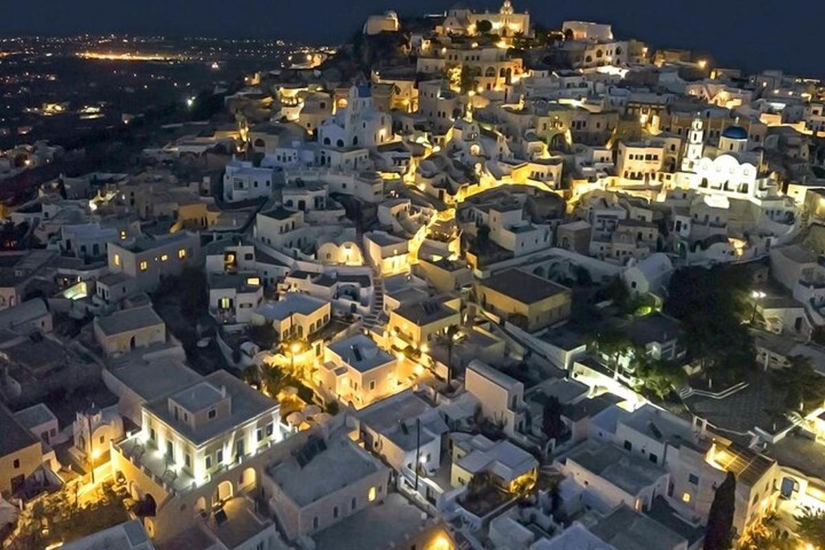 una vista aerea di una città di notte