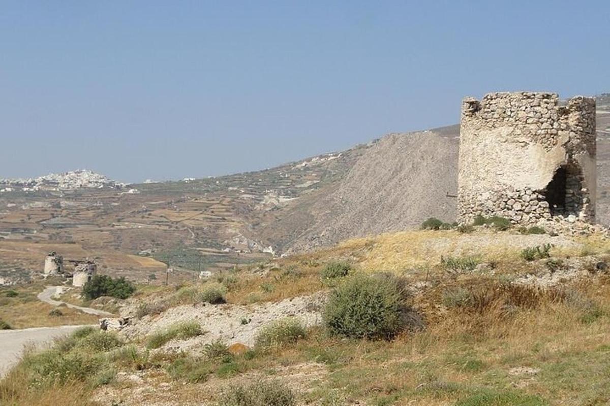un vecchio edificio sul fianco di una collina