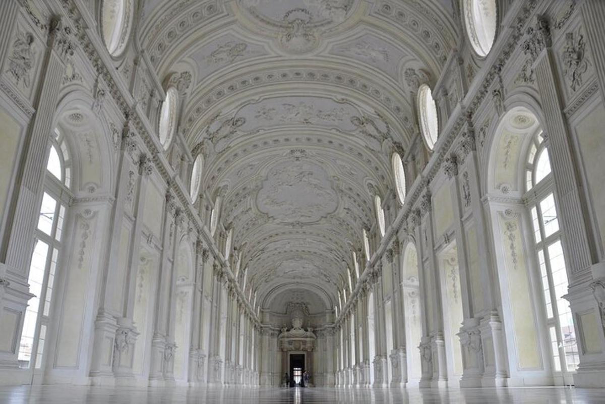 an empty hallway in a building with a ceiling