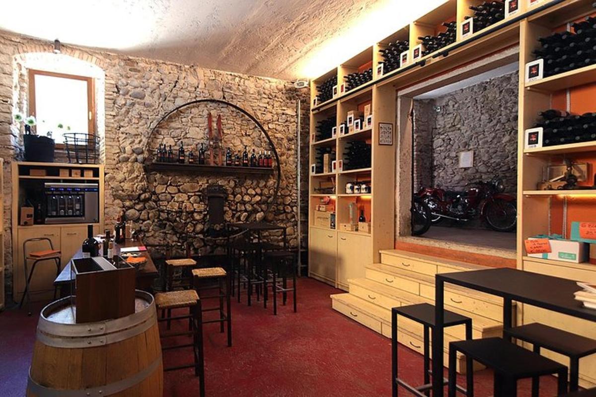 restaurace se stoly a židlemi a kamennou zdí