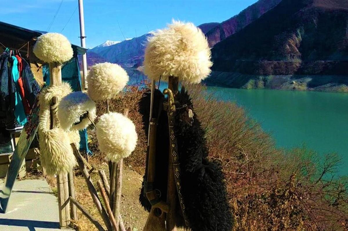 hunnik pehmeid loomi järve ääres