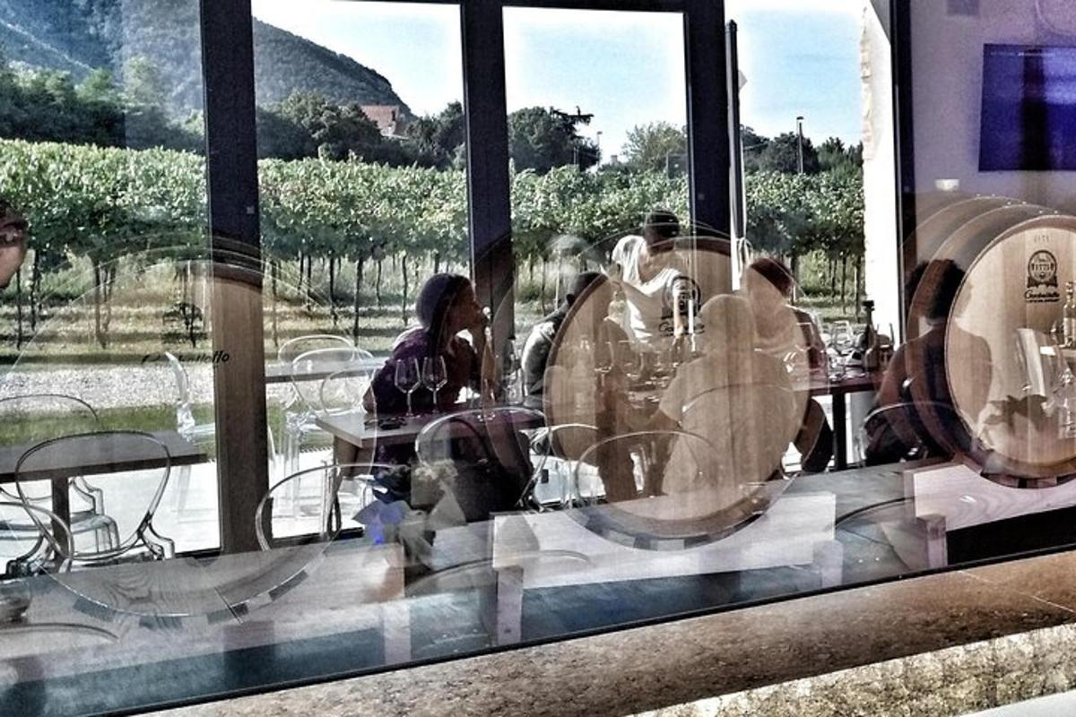 un gruppo di persone sedute ai tavoli in una finestra