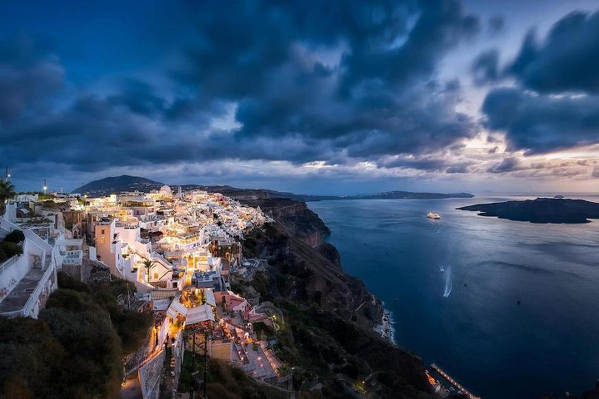 μια εναέρια άποψη μιας πόλης στην άκρη του νερού