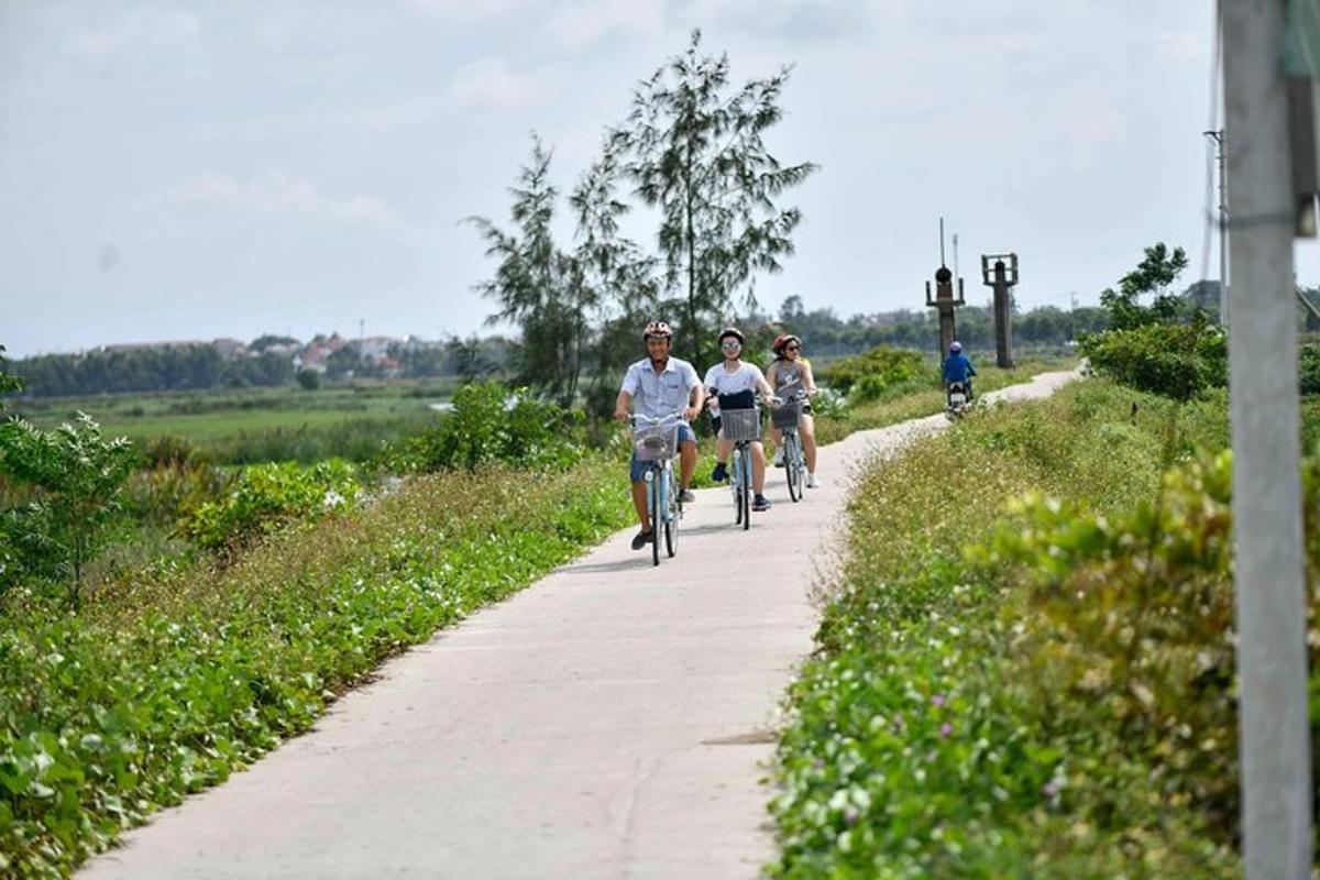 un grup de persones anant en bicicleta per un camí de terra