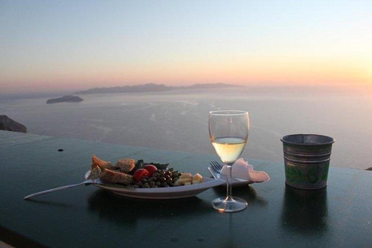 um prato de comida e uma taça de vinho sobre a mesa