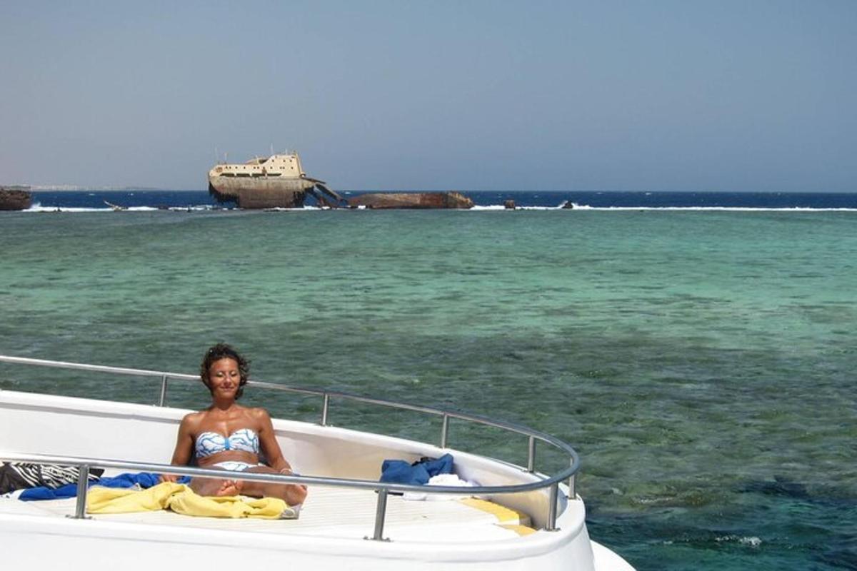 een vrouw zittend op een boot in de oceaan