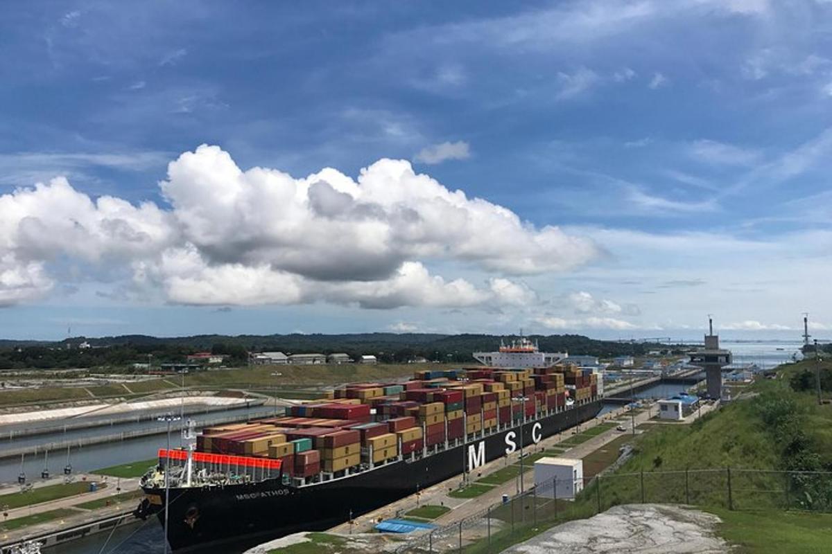 sebuah kapal kontena besar berlabuh di sungai