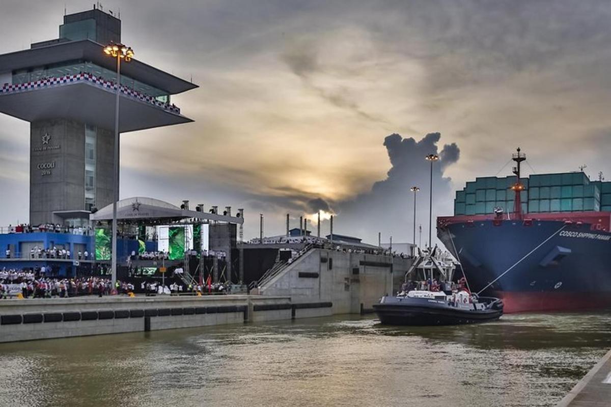 sebuah bot berlabuh di sebelah kapal besar