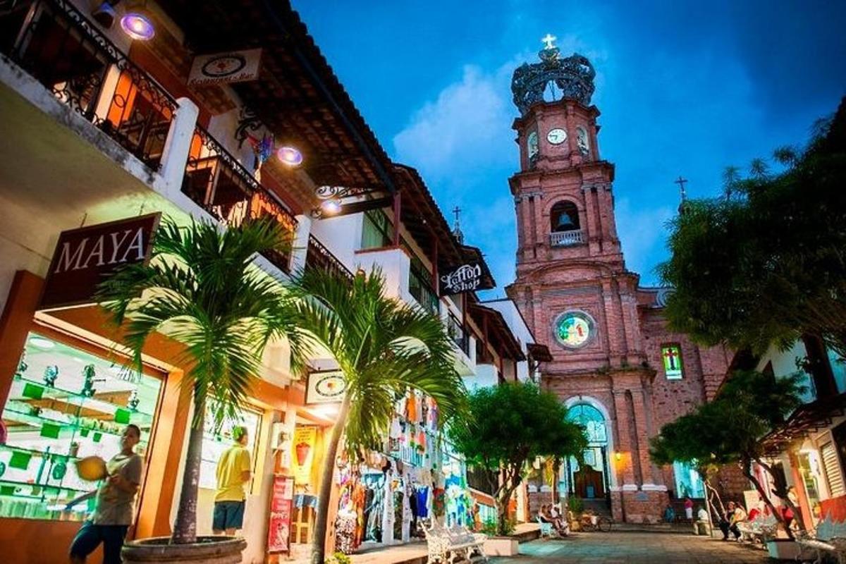 un edificio con una torre dell'orologio in una città
