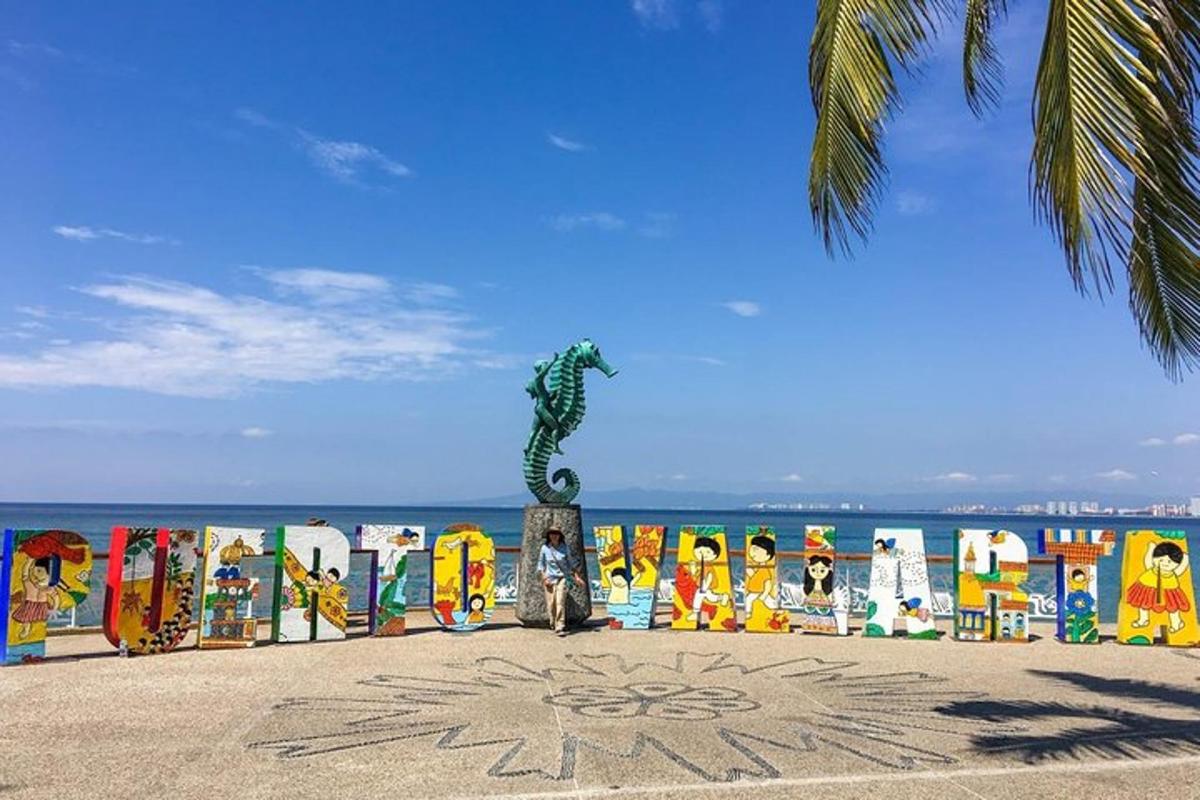 una statua di una sirena su un palo sulla spiaggia
