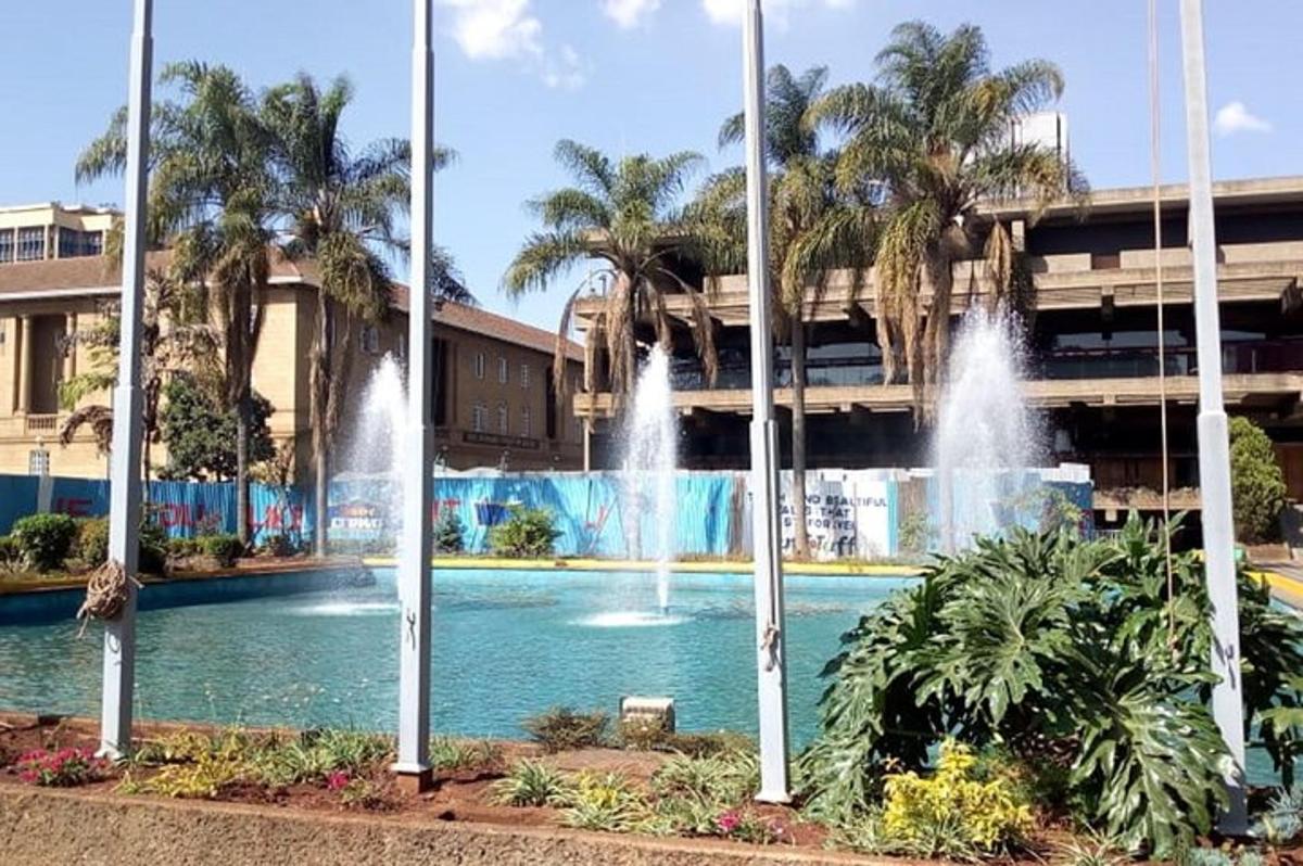 una piscina con fontane di fronte a un edificio