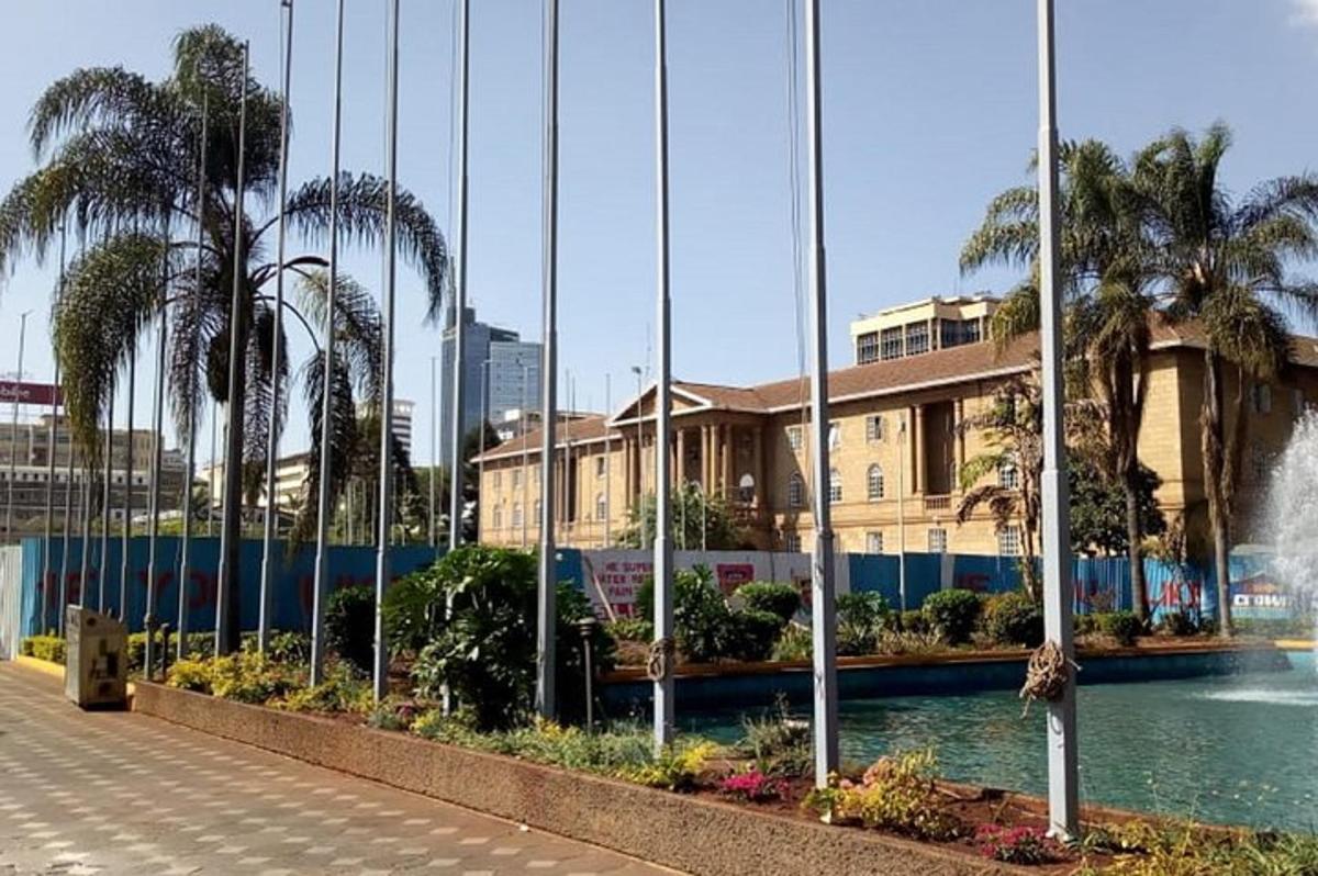 un edificio accanto a uno specchio d'acqua con palme