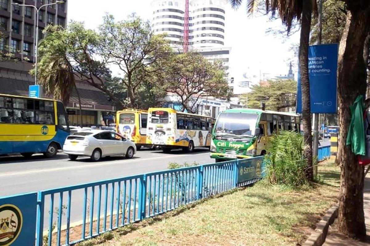 Un grupo de autobuses circulando por una calle de la ciudad.