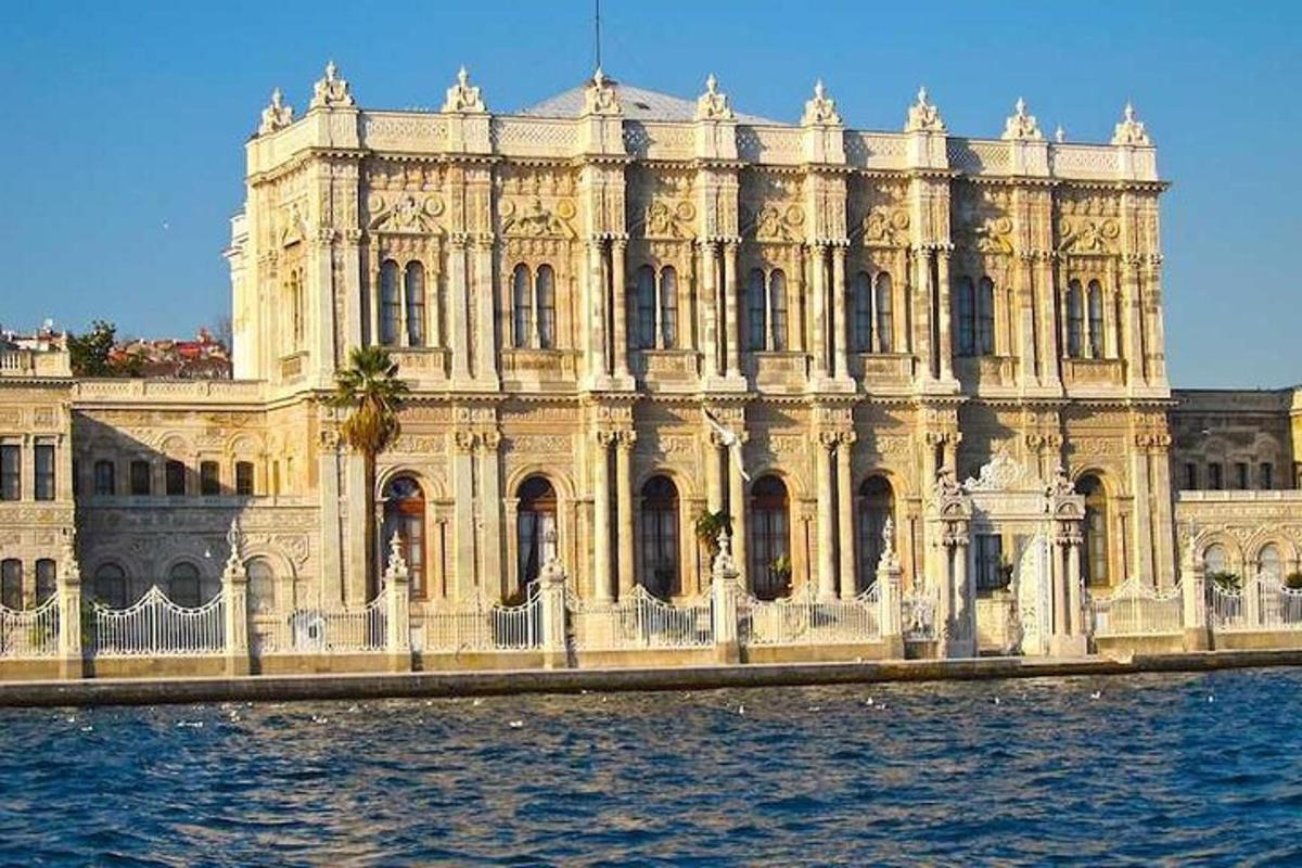 un gran edifici amb aigua davant