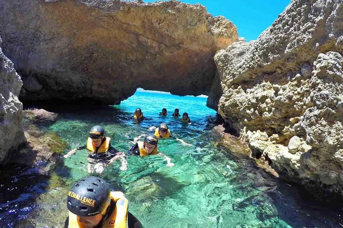 Un grupo de personas en el agua en una cueva.